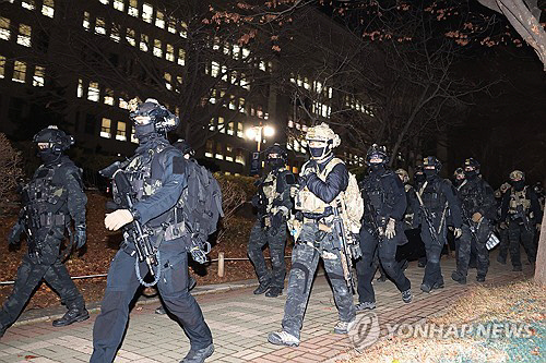 국회 본회의에서 비상계엄 해제를 의결한 4일 새벽 군 병력이 국회에서 철수하고 있다. 연합뉴스